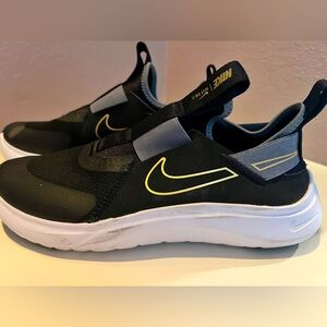 Nike Boys Size 6 Slip on shoes